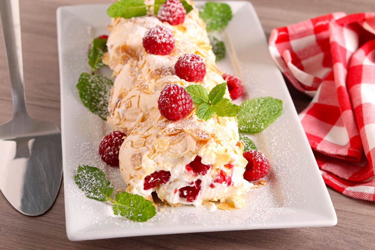 Süße Versuchung Baiserrolle mit Sahne und Himbeeren