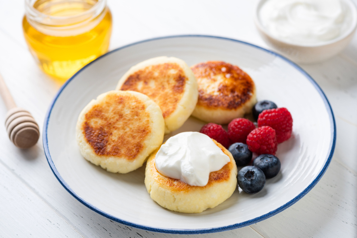 Syrniki Goldbraune Quarkküchlein mit Frischkäse