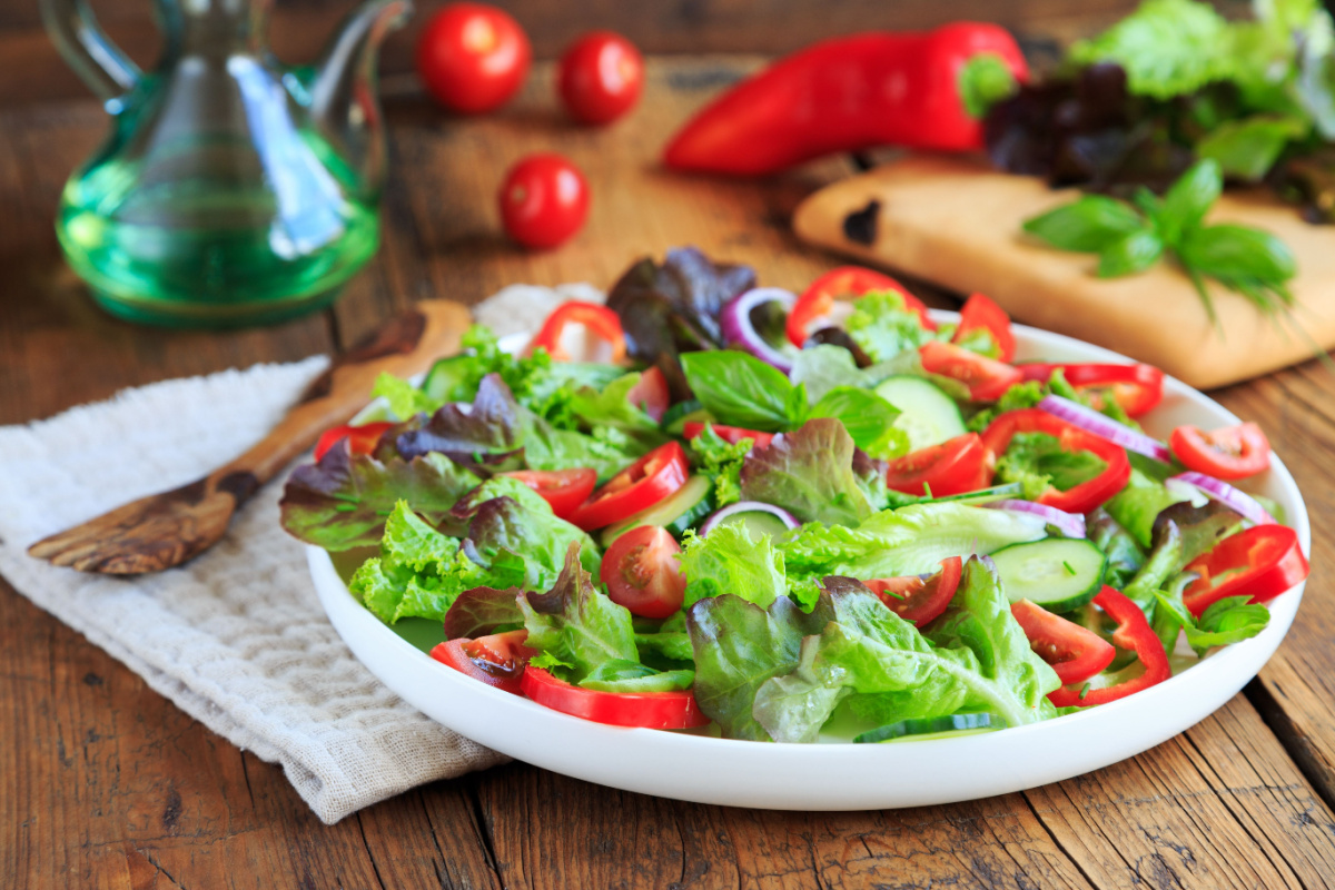Vitaminreich, erfrischend Sommersalat mit frischem Gemüse