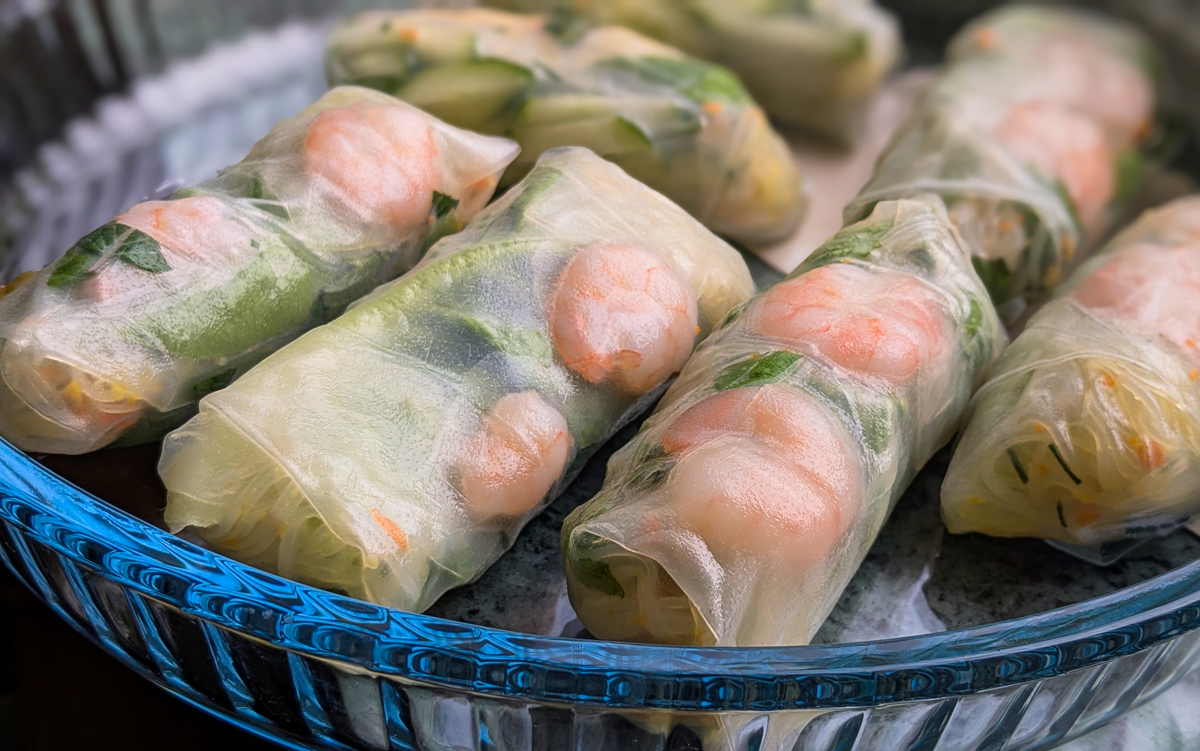 Fingerfood mit Stil Sommerrollen mit Gemüse und Krevetten