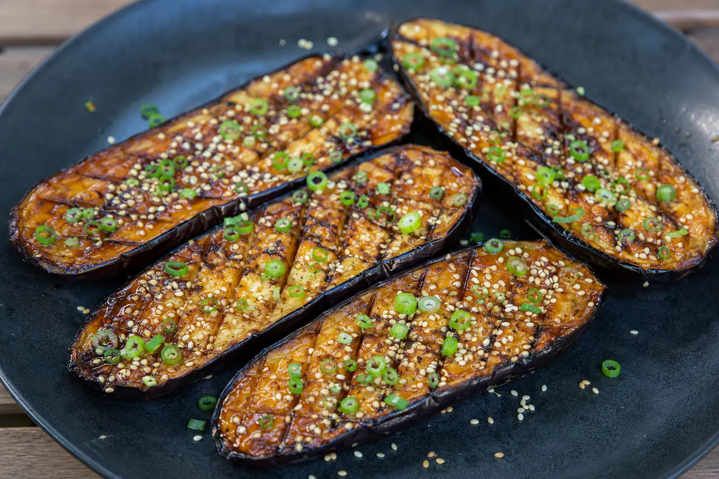 Auberginensteaks vom Grill mit glänzender Miso-Sesam-Glasur, Sesam und Frühlingszwiebeln
