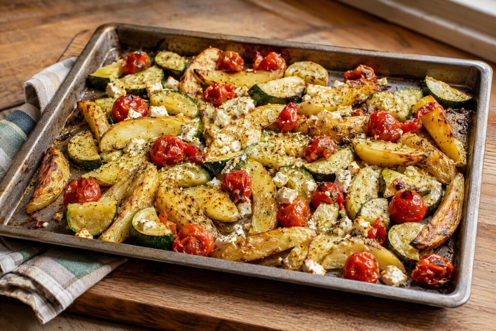 Geröstete Ofenkartoffeln mit Zucchini, Kirschtomaten und Feta vom Blech