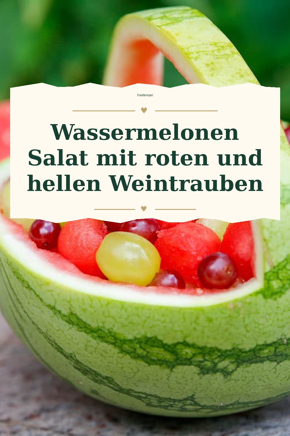 Pinterest-Pin für Wassermelonen Salat mit roten und hellen Weintrauben